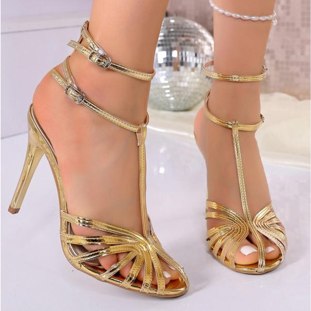 Street Fashion Rome 2026 - Sandali T-strap alla Moda 2026: Nuovissimi