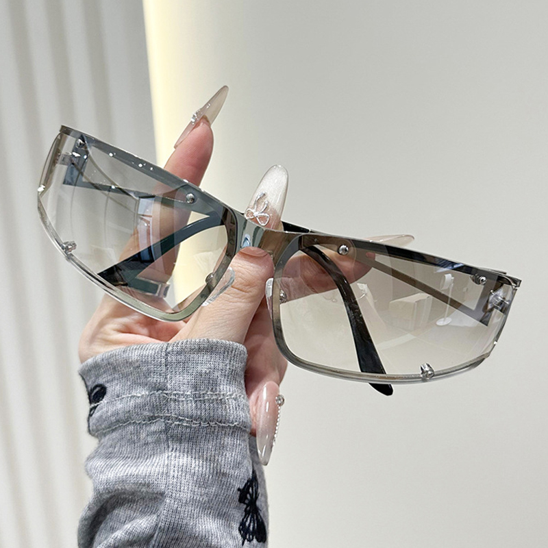 Street Fashion Photo - Occhiali da sole vuoti alla moda