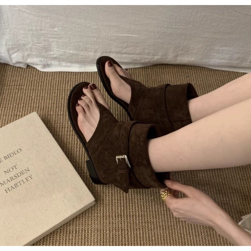 Street Fashion Rome 2026 - Tendenza Moda Estiva: Stivali con Gamba