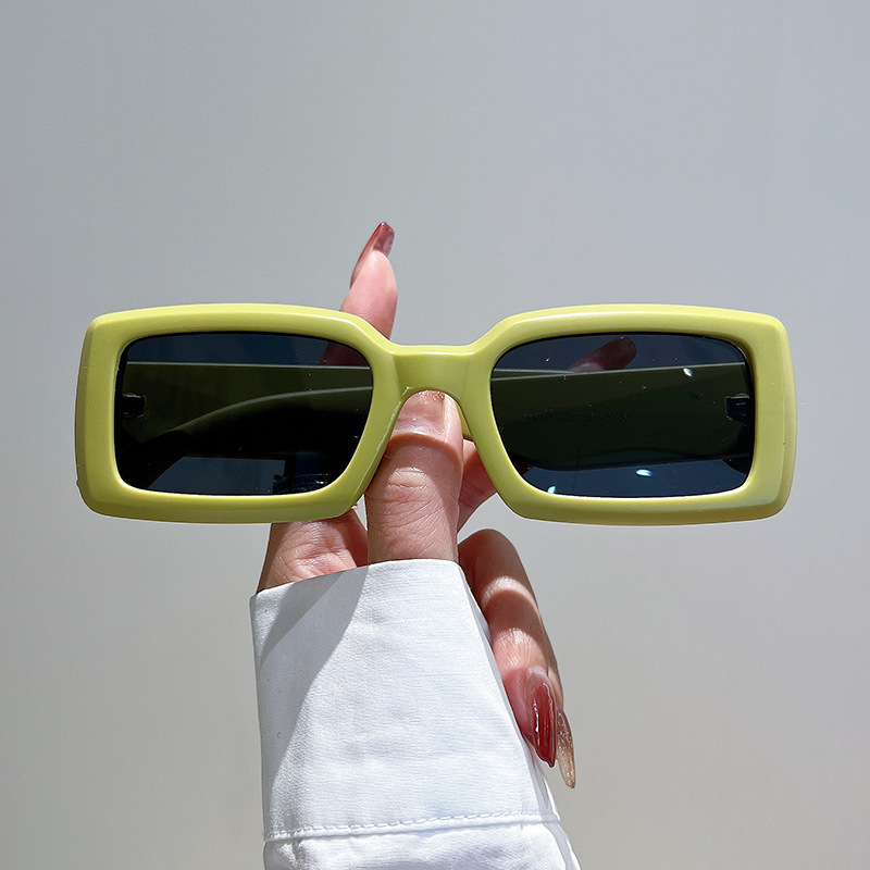 Street Fashion Photo - Nuovi Occhiali da Sole Rettangolari da
