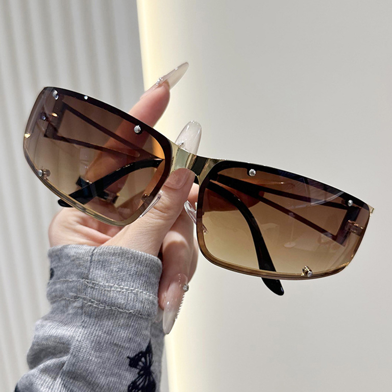 Occhiali da sole vuoti alla mo - Street Fashion Photo recensione e prezzo